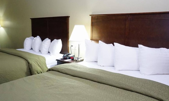 Cresson Hôtel | 2 Queen Beds Stay, Scottish Inns Cresson, Free Hot Breakfast & Parking