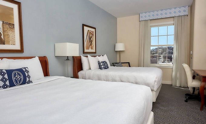 Staunton Hôtel | 2 Relaxing Staunton Room w/ Calming Pool Area | Right in the Heart of The City