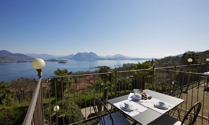 Carciano Appartement | Magnifique appartement dans une villa de prestige Art Nouveau avec piscine et superbe vue sur le lac