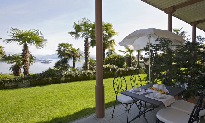 Carciano Appartement | Magnifique appartement dans une célèbre villa Art Nouveau avec piscine et vue sur le lac de rêve
