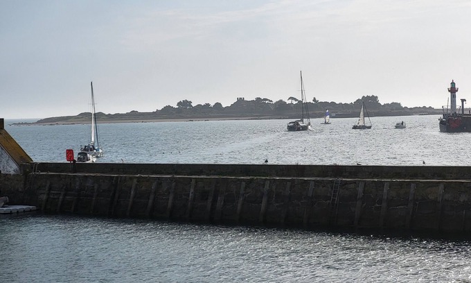 Saint-Vaast-la-Hougue Appartement | FACE A LA MER, PROCHE DU PORT ET DU CENTRE, CUISINE ET SDB NEUFS, GARAGE, BLACON