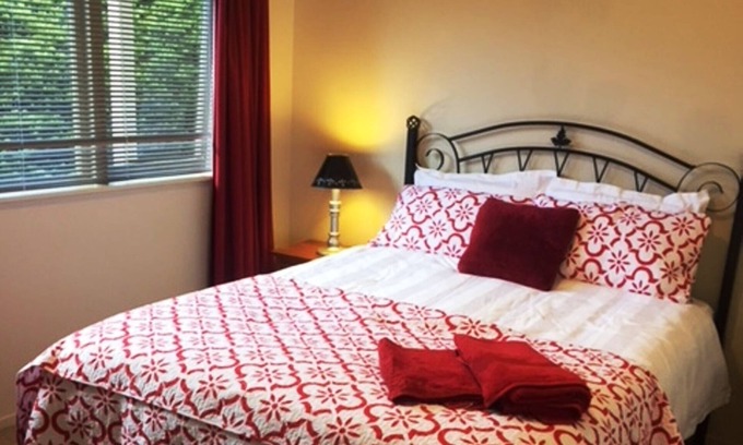Tauranga Appartement | 2 zones de couchage séparées, jardin calme et piscine. Bon pour les familles et les groupes.