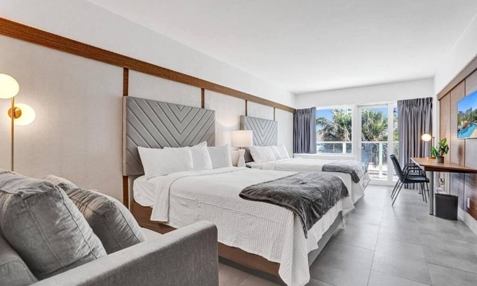 Galt Mile Hôtel | 2 Spacious Resort Two Queen Units with Balcony in The Garden Hotel