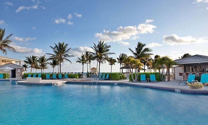 Crystal Harbour Appartement | 2 Spacious Suites w Full Kitchen, Oceanfront Balcony & Pool - Ideal for Families