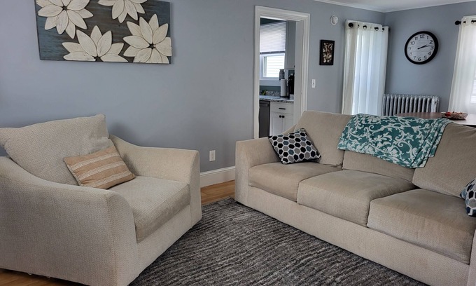 Bangor Maison | 2 story cozy home. Walk to downtown Bangor and Brewer. Safe quiet neighborhood