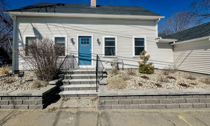 Salisbury Maison | 2-story home near downtown with enclosed backyard, grill, streaming, W/D, desk