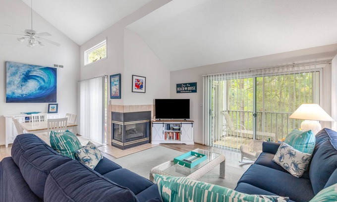 Bethany Beach Copropriété | 2-Story Sea Colony Condo w/Bikes, Fireplace, Shared Pools, Gym, Sauna, & Tennis
