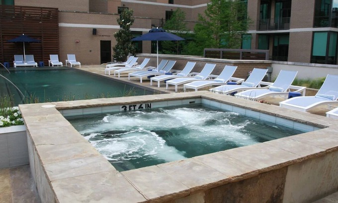 Glencoe Hôtel | 2 Stylish Suites Near Mockingbird Station with Spa & Outdoor Pool