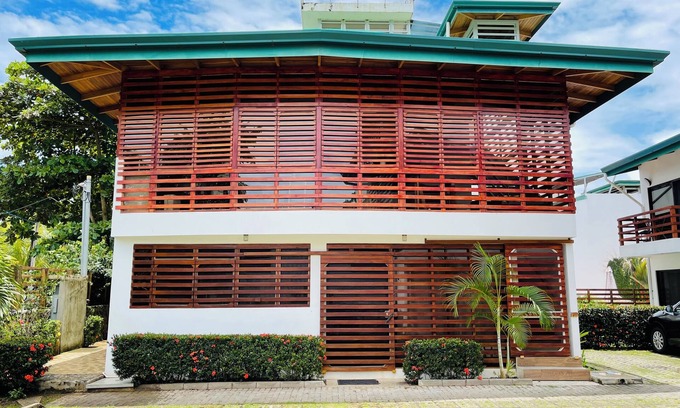 Naranjo Maison | 2-Suite Villa, 200 Meters from Quiet Beach, Fast Internet, Pool, Parking
