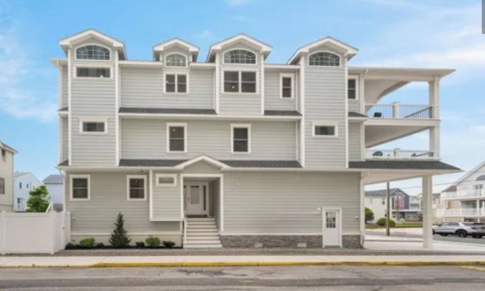 Sea Isle City Maison | 20 37th Street EAST, Sleeps 14, 150 feet to the beach, in the heart of Sea Isle!