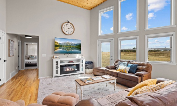 Gleneagle Maison | 20 ft swim spa! 5 bed, 4 bath, hot tub, 5 acres, game room, north CO Springs!