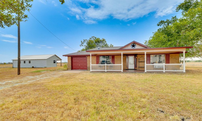 Manor Maison | 20 Mi to Austin: Texas Farmhouse on 10 Acres