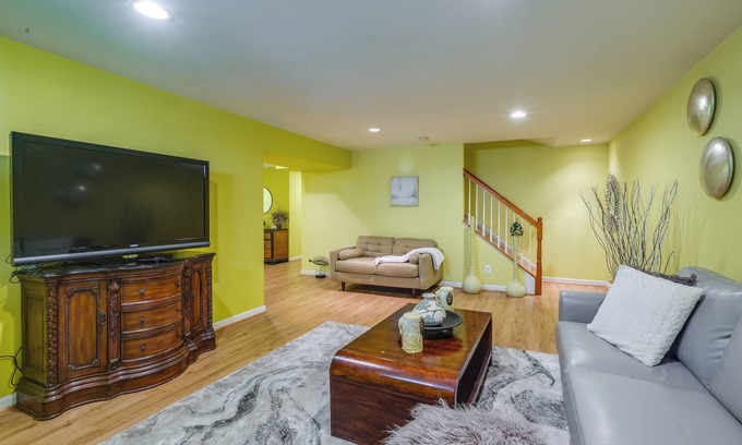 Lorton Appartement | 20 Mi to Downtown DC: Pet-Friendly Lorton Apt!