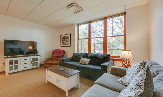New Kensington Appartement | 20 Mi to Dtwn Pittsburgh: Pet-Friendly Apartment
