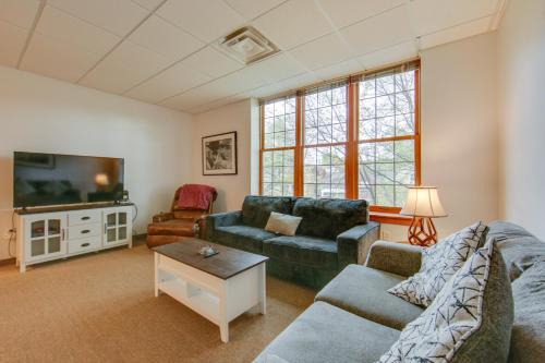 New Kensington Appartement | 20 Mi to Dtwn Pittsburgh Pet-Friendly Apartment