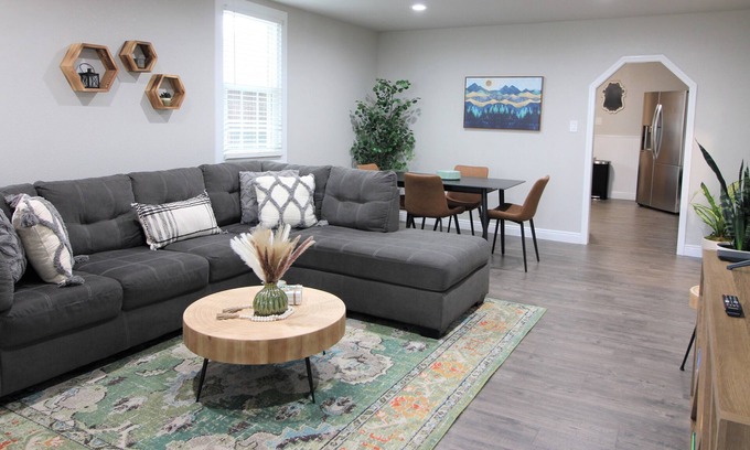 Arvada Maison | Free RV parking, Private home, dogs are welcome. Close to everything