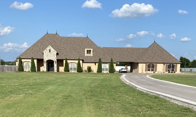 Kiefer Maison | 20 mins to downtown Tulsa. Beautiful, luxury home on 10 acres,