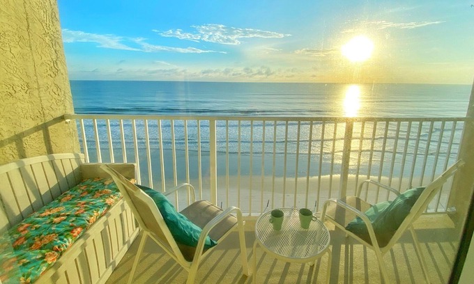 Van Valzah Appartement | 20% OFF! - Beautiful Ocean Front Studio in Daytona Beach!