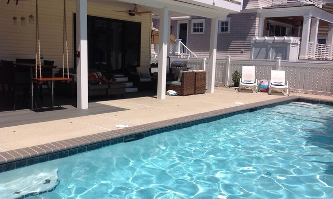 Avalon Maison | Parfait Beach Block Home avec piscine incroyable et zone de divertissement en plein air