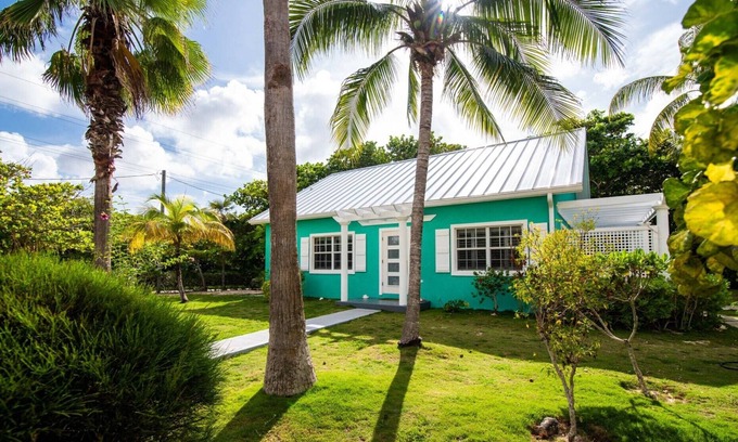 North Side Villa | 20 Steps to the Beach -Spring DISCOUNT-