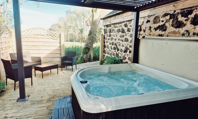 Ballymena Cottage | Cottage-Superking-Salle de bain privée séparée-Vue sur la campagne