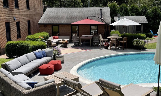 Buckingham Lake - Crestwood Autre | 200 yr old Historic Farmhouse in Walkable City Neighborhood - 35 min to Saratoga