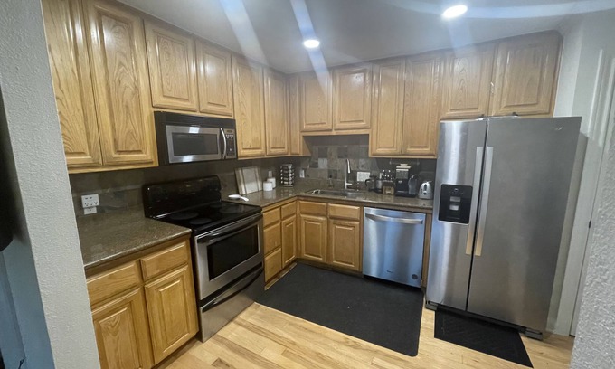 North Shoal Creek Copropriété | 2000 sq ft two story 2 bedroom 1 bath condo w/ fenced patio