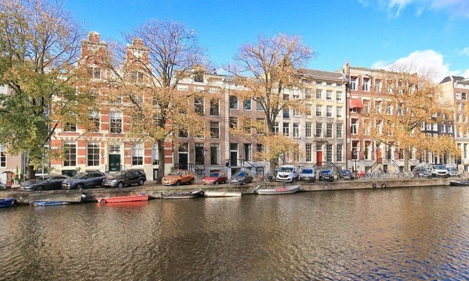 Burgwallen Nieuwe Zijde Appartement | 200SQM Amsterdam center luxury on Singel
