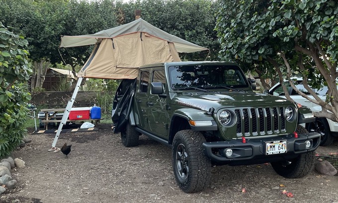 Kahului Maison | 2022 Jeep Gladiator Rubicon with a Rooftop tent & all the amenities!