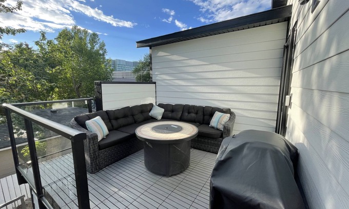 Northwest Calgary Maison | Brand New Build - Laneway Home in the Trees