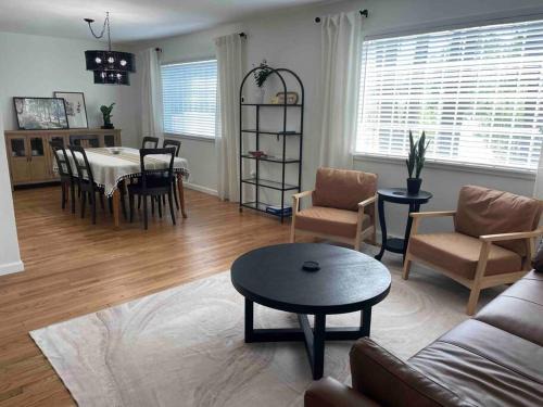 Saratoga Springs Maison | 2023 Remodeled 4bed/2bath Home!