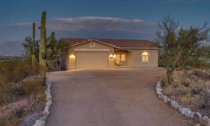 Tucson Maison | 2024 Gem Show Ready Entire Home Secure Garage Parking.