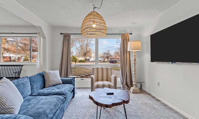 Kokomo Maison | 2024 New 3-bedroom house with WiFi, AC in Kokomo