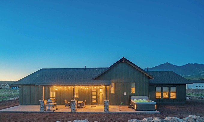Fort Valley Maison | 2024 New Luxury Mt Home @ Base of Snowbowl w/ Hot Tub on 2 Acres