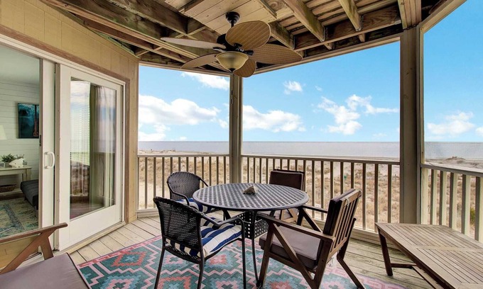 Isle of Palms Appartement | 204 B Port O Call by Avantstay Beachfront Condo!