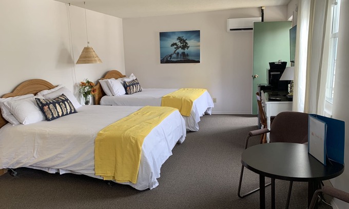 Port Elgin Hôtel | 204 - Executive Rm Partial Lake View-Balcony 2 Queen