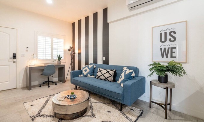 Santa Ana Appartement | 212 Broadway · Modern Condo | 6Mi to Disneyland | Central OC