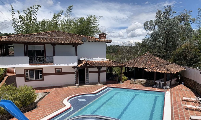 Guatape Autre | 22 personas. Piscina Jacuzzi -Climatizado.Bbq.Bar-Privado