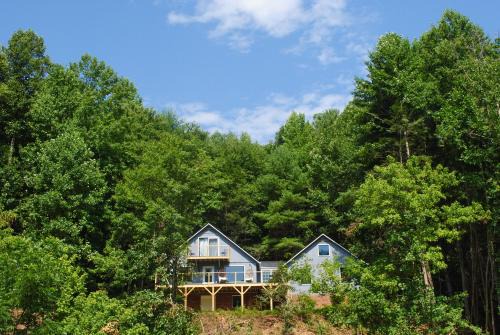 Lenoir Maison | 24-Acre Cottage with Hot Tub about 10 Mi to Blowing Rock