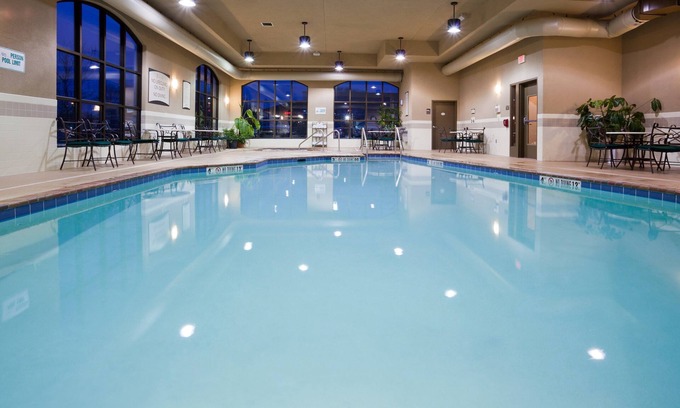 Franklin Copropriété | Centre d'affaires ouvert 24h / 24 + piscine intérieure + bain à remous | Près de l'aéroport!