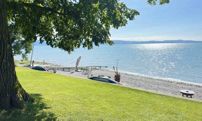 Nonnenhorn Appartement | 240 m² Ferienwohnung direkt am Bodensee mit privatem Strand und Fasssauna