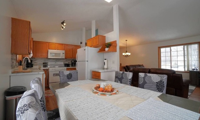 Shakopee Maison | 249) Perfect for larger groups!