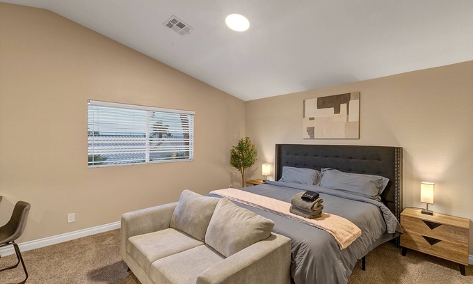 Silverado Ranch Maison | 24hr Host - New Renovated 4 bedroom home!