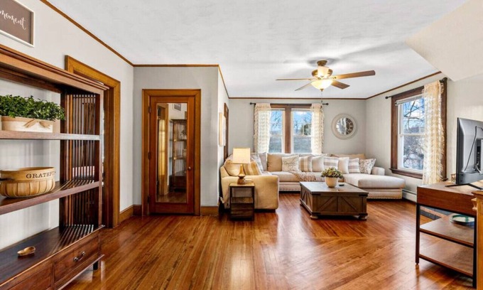Southington Appartement | #25 *Massive* 5 BR in Downtown Southington*