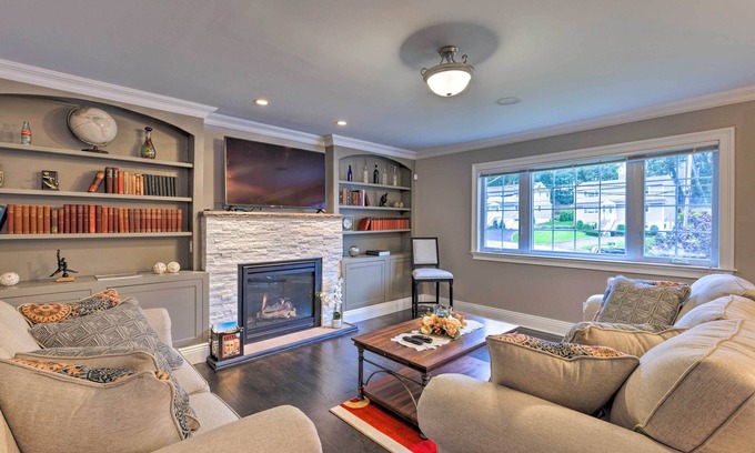 Glen Cove Appartement | 25 Mi to NYC: Walkable Long Island Apt w/ Balcony