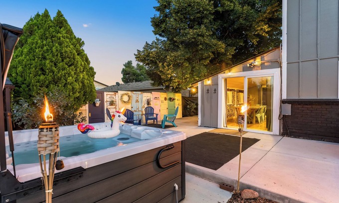 Columbine Maison | 25mins to Denver*Red Rocks*Hot Tub*2 Fire Pits, 1.5hrs to skiing, Pet Friendly