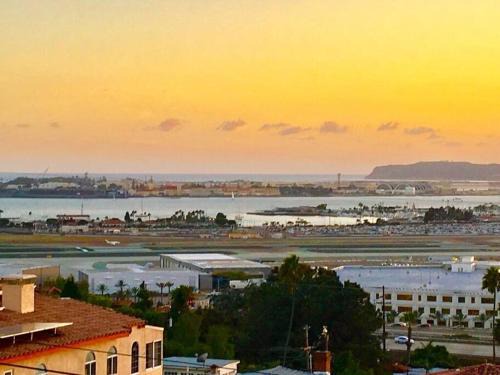 Middletown Maison | 26' SUNDECK OCEAN Panoramic VIEWS with AC Fast WiFi -902Mbps