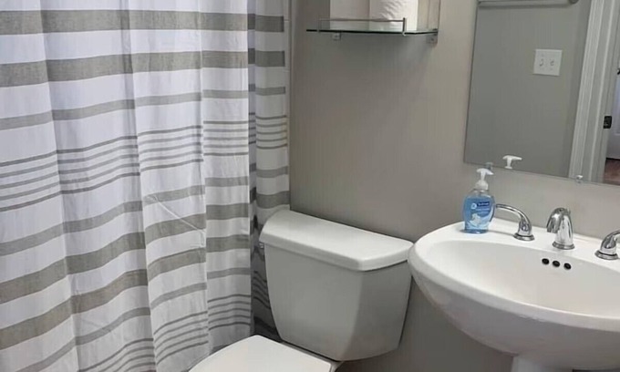 Hyde Park Appartement | 2639 Observatory Avenue, Unit 1 · Hyde Park Hideaway Close to Square & Downtown!