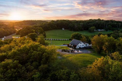 Thompson's Station Maison | 27 South - Large Lux Retreat With Hot Tub & Gameroom