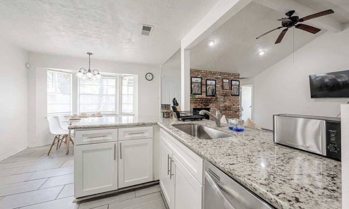 Spring Branch Central Maison | 2710 Cozy near IKEA Downtown Zoo 12 people